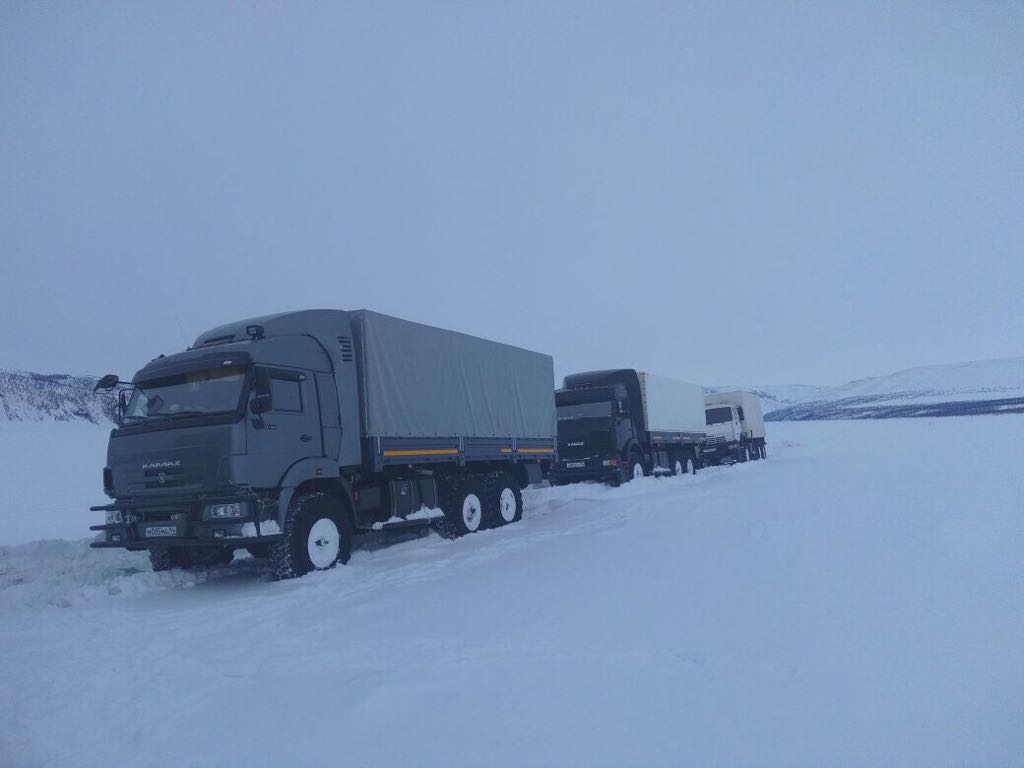 Дальнобойщики на зимнике Якутии